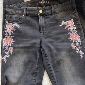 WHBM embroidered black jegging jeans size 6